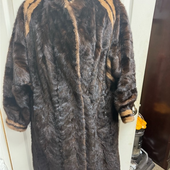 Light weight mink coat brow and Carmel. Size medium/large - Picture 2 of 12
